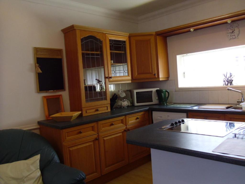F1 Maison 108 - Holiday Home - Full Kitchen - Street Free Parking, Netflix - 68Mbps Bt Wifi - Dvd'S - Welcome Tray - By Corner From Gavin N Stacey Film House Barry Room photo